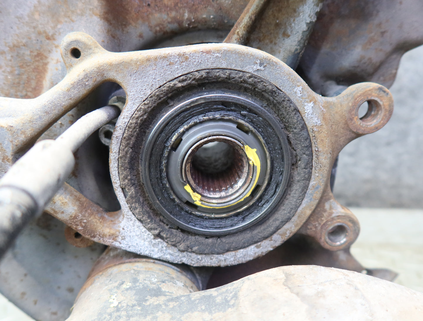 86-89 Mercedes R107 560SL Rear Left Trailing Arm Spindle Knuckle Wheel Hub OEM