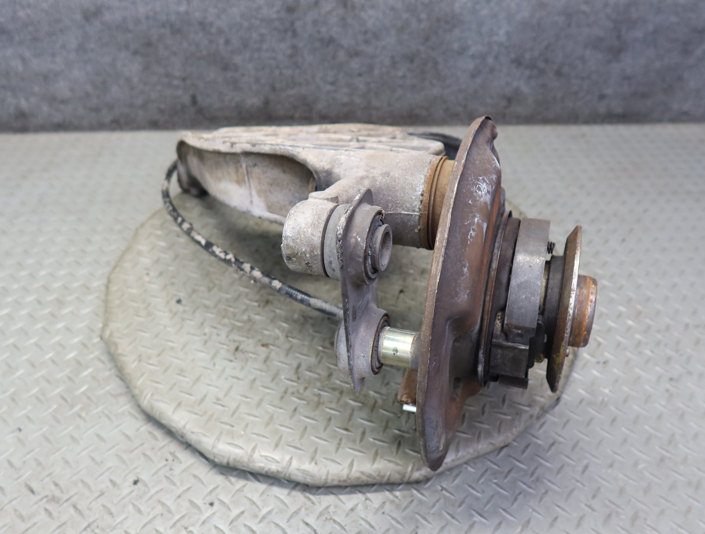 86-89 Mercedes R107 560SL Rear Left Trailing Arm Spindle Knuckle Wheel Hub OEM