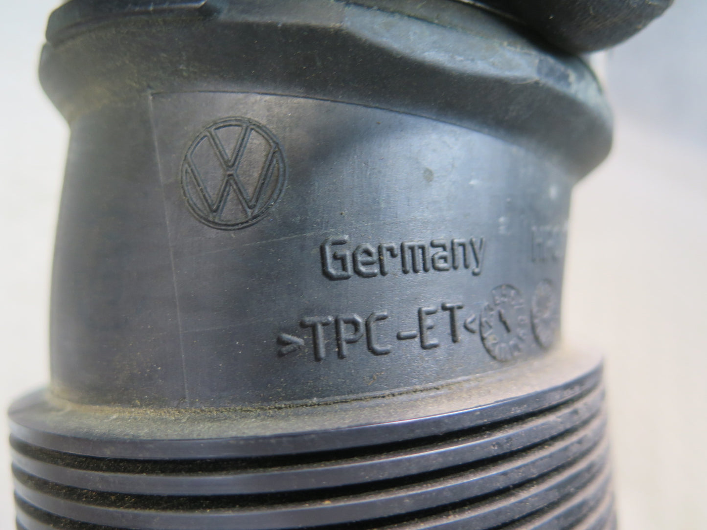11-15 Audi 4L Q7 3.0L Air Intake Resonator Hose Pipe Line 06E129629R OEM