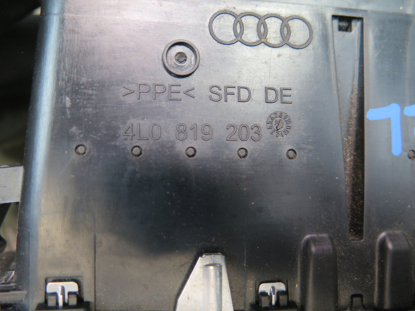 07-15 Audi Q7 4L Rear Center Console A/C Heater Air Vent 4L0819203 OEM