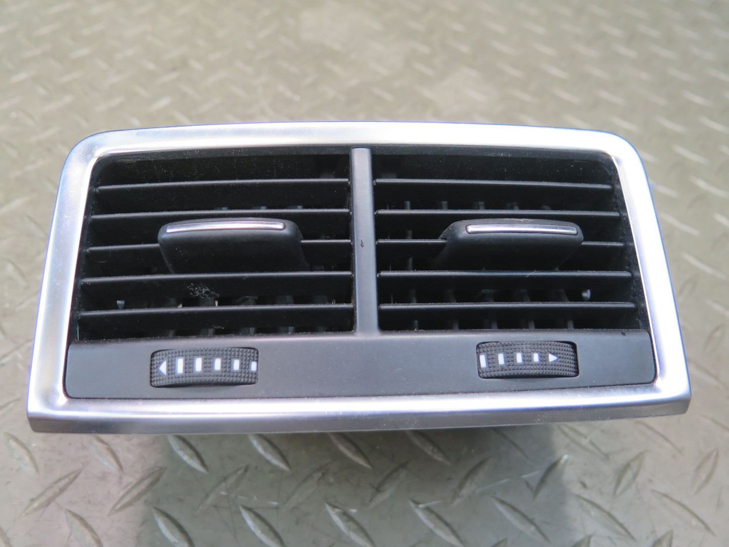 07-15 Audi Q7 4L Rear Center Console A/C Heater Air Vent 4L0819203 OEM