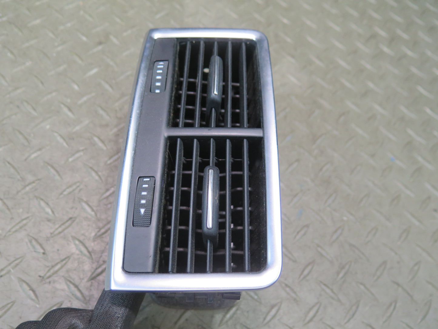 07-15 Audi Q7 4L Rear Center Console A/C Heater Air Vent 4L0819203 OEM
