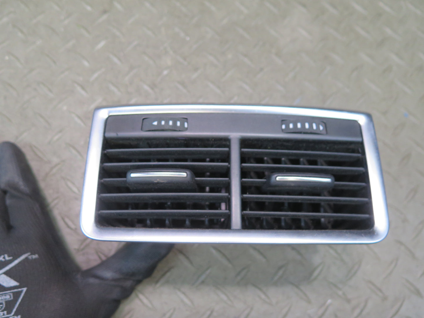 07-15 Audi Q7 4L Rear Center Console A/C Heater Air Vent 4L0819203 OEM