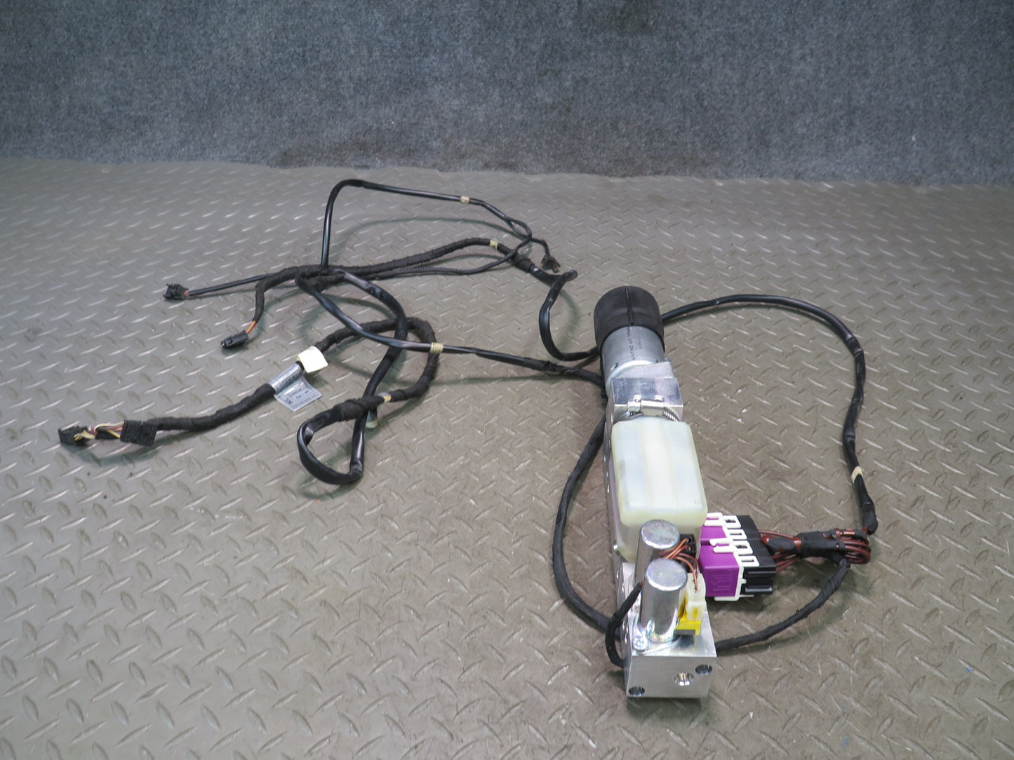 2004-2010 BMW E64 M6 Convertible TOP Roof Motor Hydraulic Pump W/ Wire