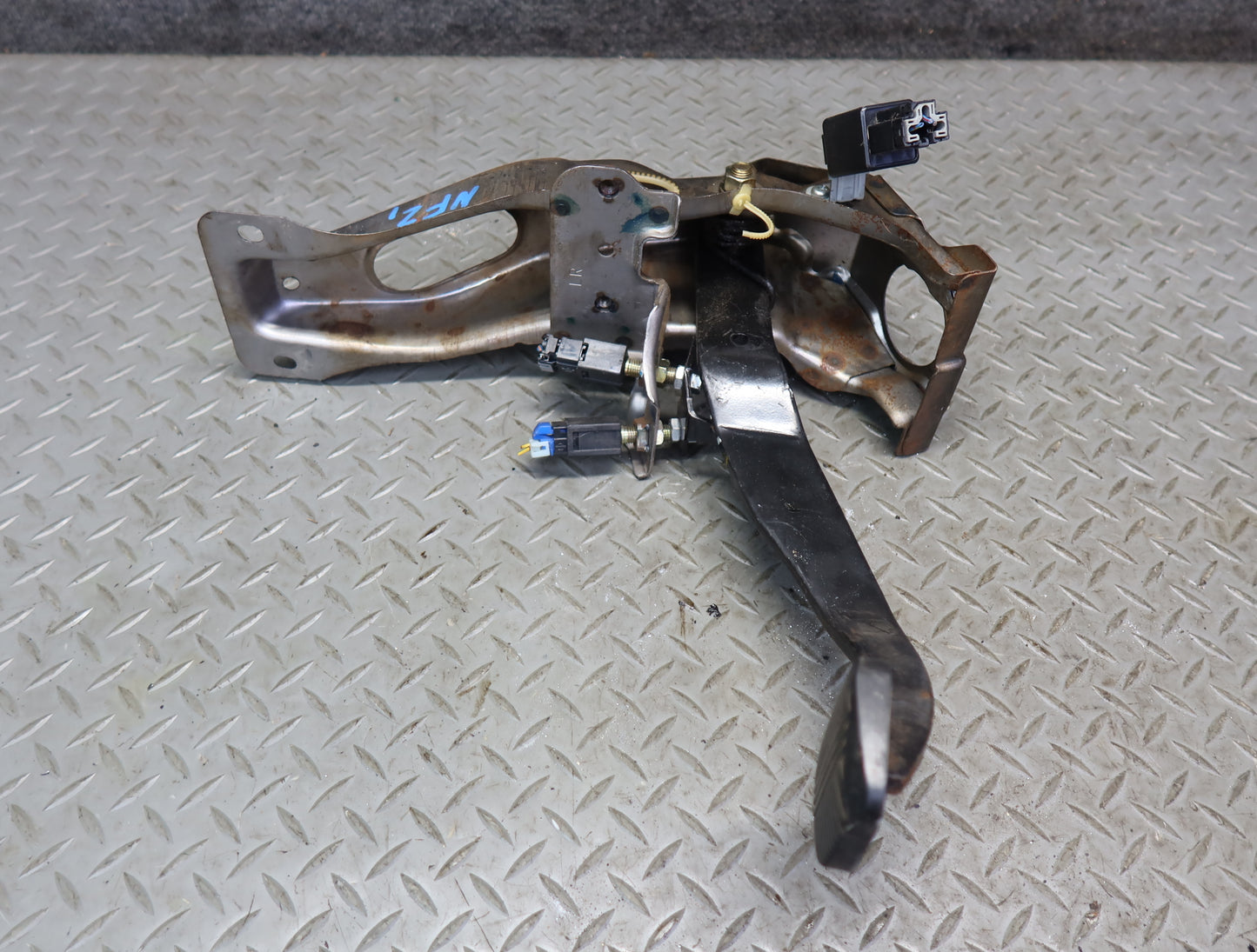 84-86 Nissan Z31 300ZX M/T Set of 3 Gas Acceleration Brake Stop Clutch Pedal OEM