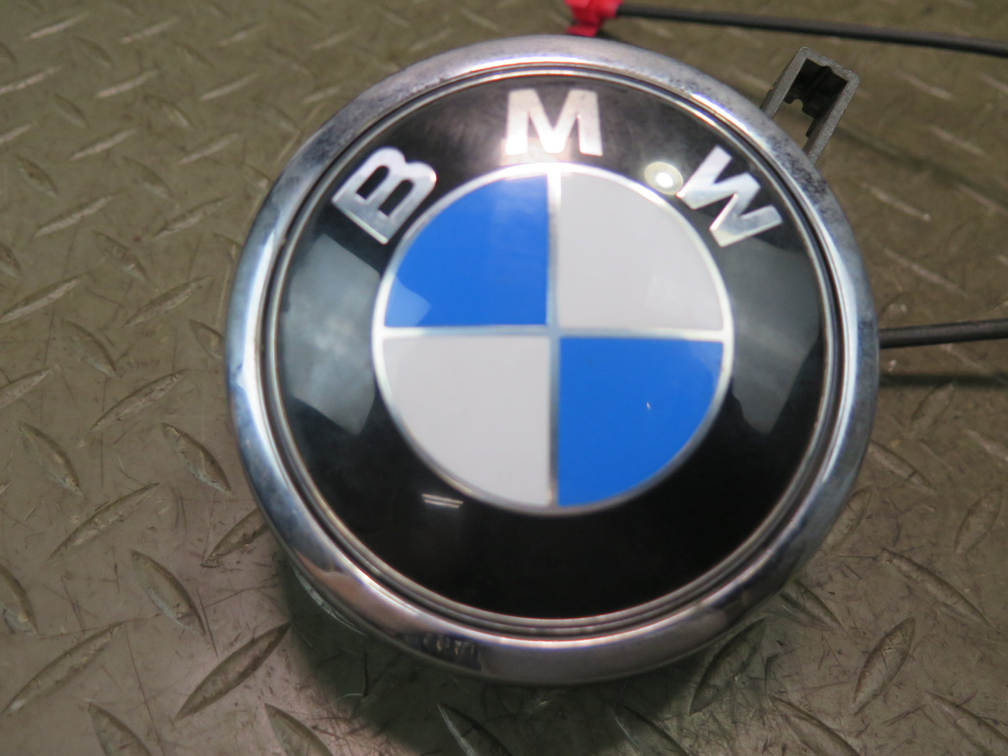 2006-2010 BMW E63 E64 M6 Rear Trunk Lid Open Release Handle w Emblem 7061327