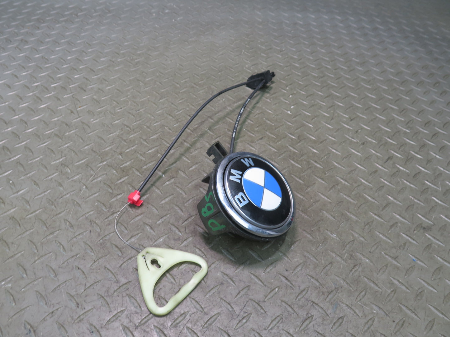 2006-2010 BMW E63 E64 M6 Rear Trunk Lid Open Release Handle w Emblem 7061327