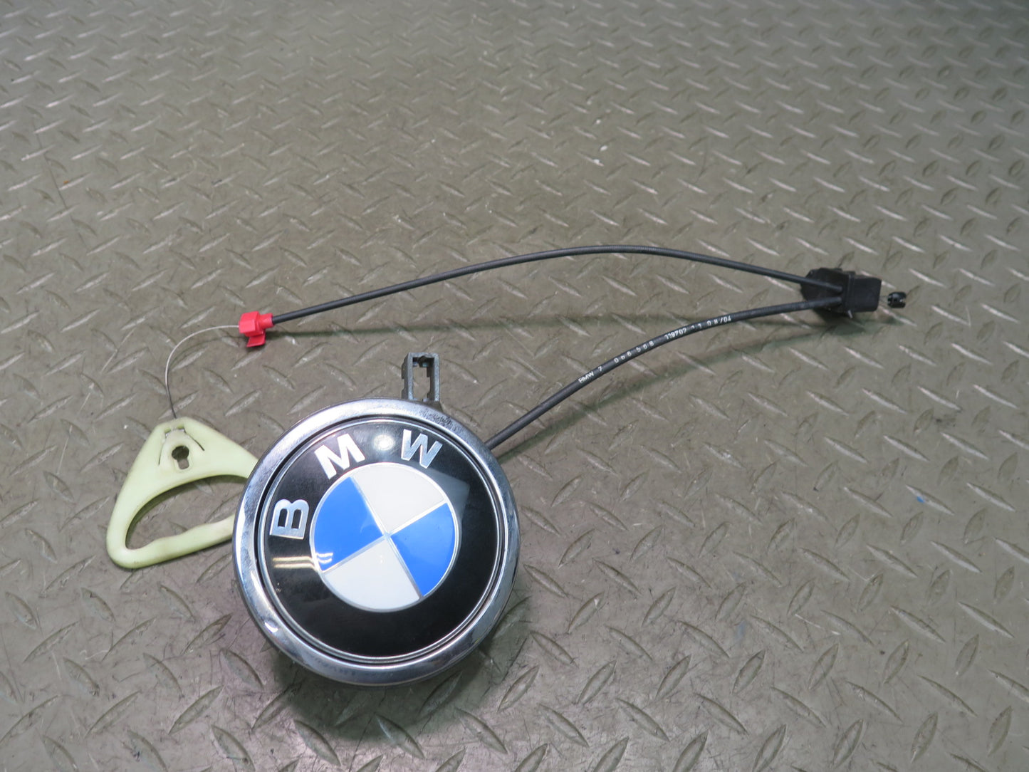 2006-2010 BMW E63 E64 M6 Rear Trunk Lid Open Release Handle w Emblem 7061327