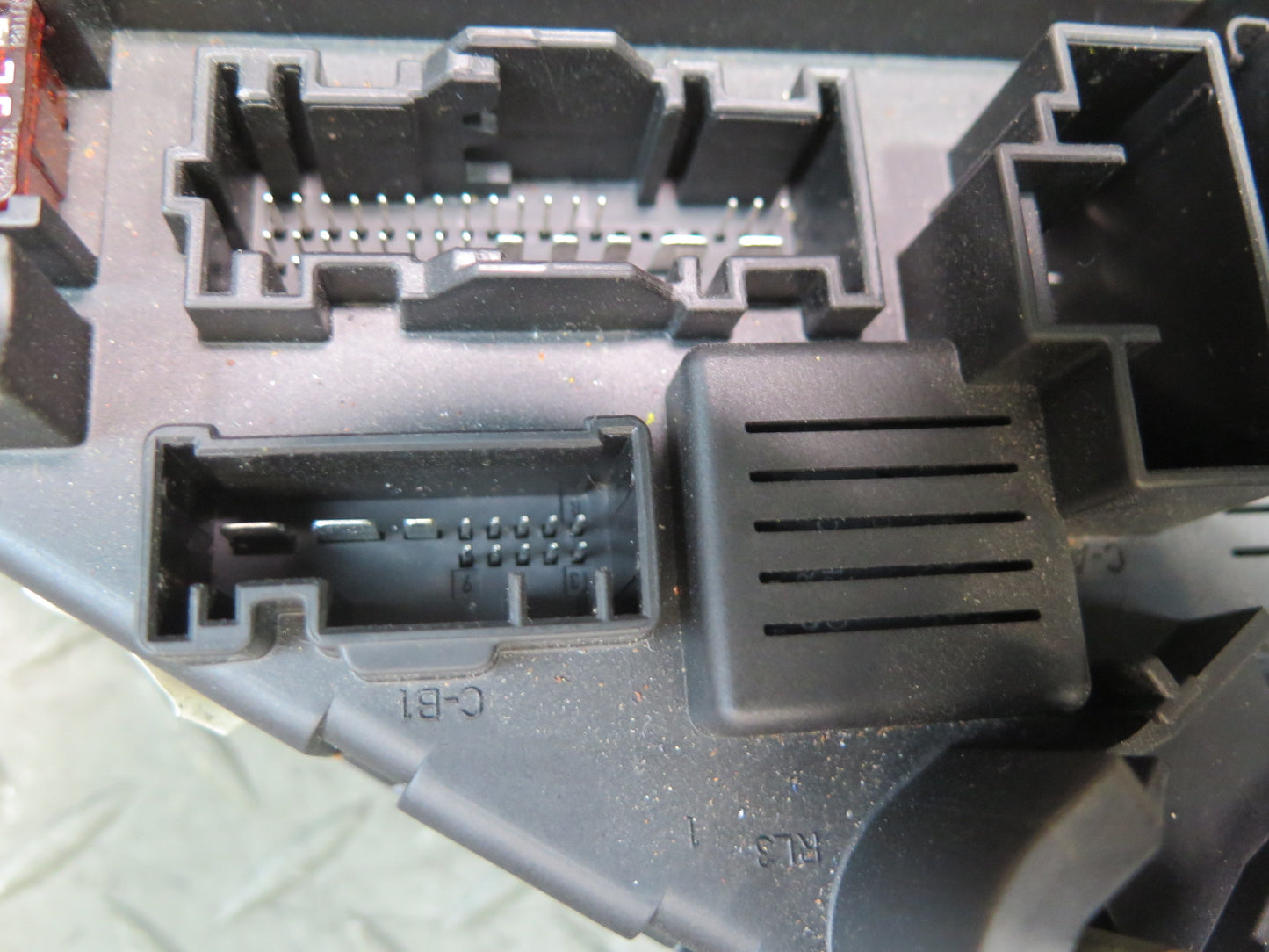 2006-2010 BMW E64 E63 M6 Rear Trunk Power Distribution Fuse Relay Box 6906619