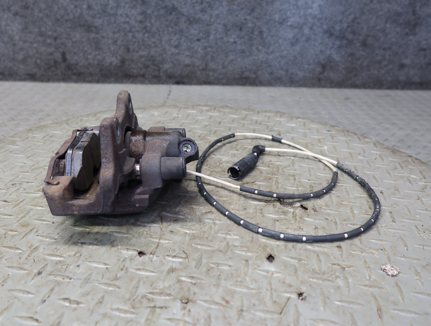 03-08 BMW E86 E85 Z4 3.0L RWD Set of 2 Rear Left & Right Brake Caliper OEM