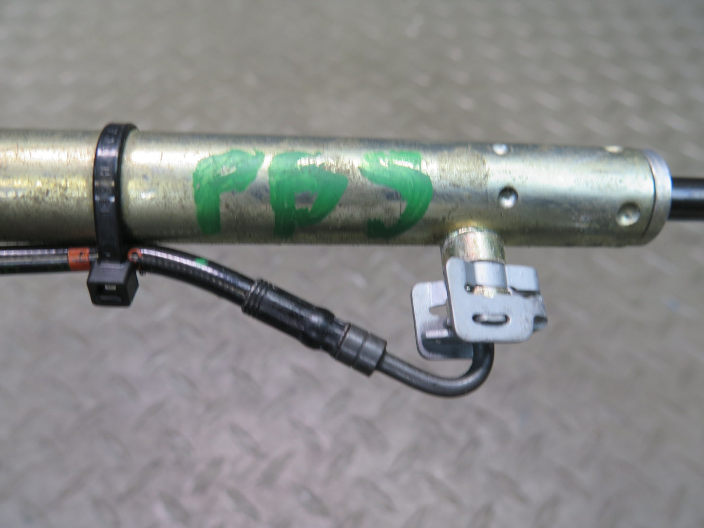 2006-2010 BMW E64 M6 Convertible TOP Roof Rear Right Hydraulic Cylinder