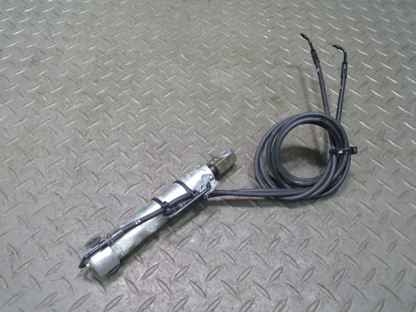 2006-2010 BMW E64 M6 Convertible TOP Roof Rear Right Hydraulic Cylinder