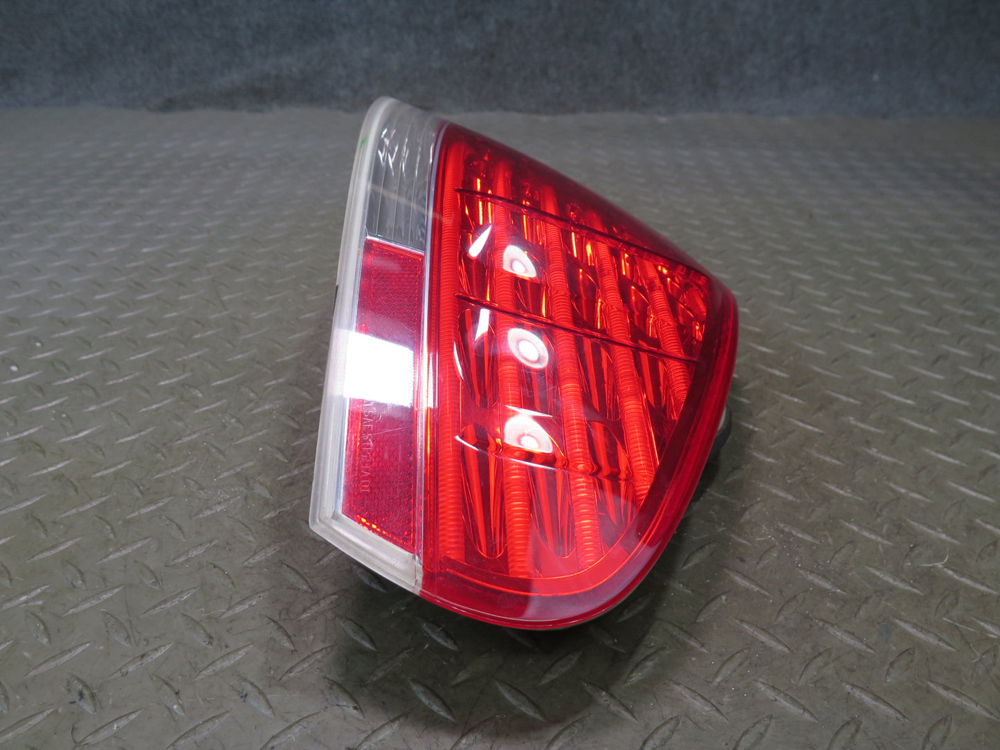 2006-2007 BMW E63 E64 M6 Rear Right Tail Light Lamp