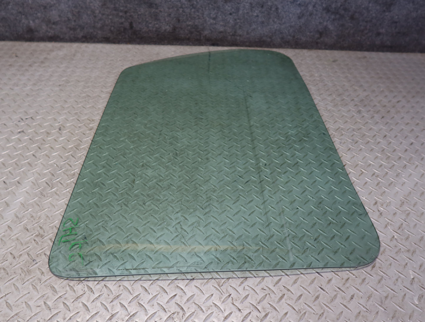 2003-2009 Hummer H2 Front Right Door Glass Window