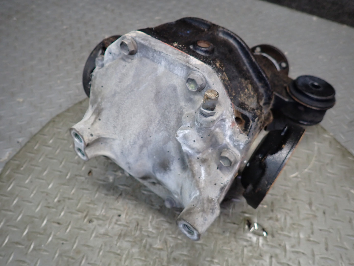 99-01 Toyota Crown JZS175 RWD A/T Rear Differential Carrier 3.727 Ratio OEM