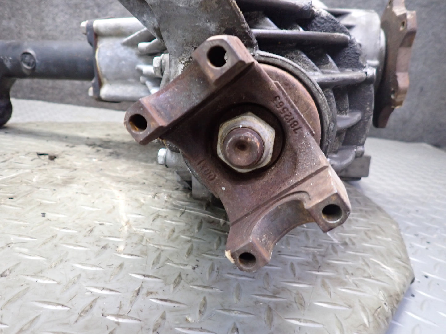 2003-2007 Hummer H2 4WD 4x4 Front Differential Carrier 4.10 Ratio