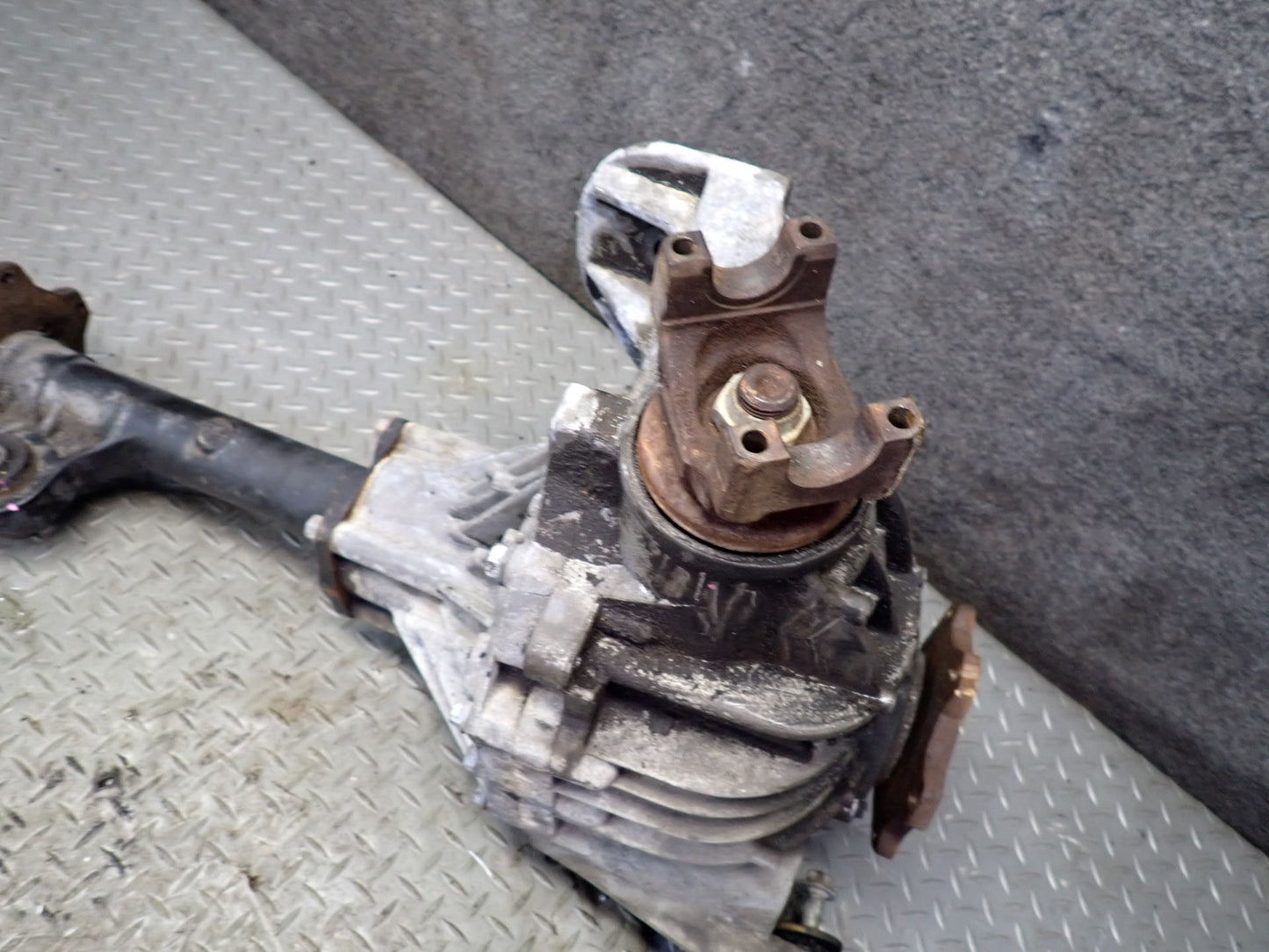 2003-2007 Hummer H2 4WD 4x4 Front Differential Carrier 4.10 Ratio
