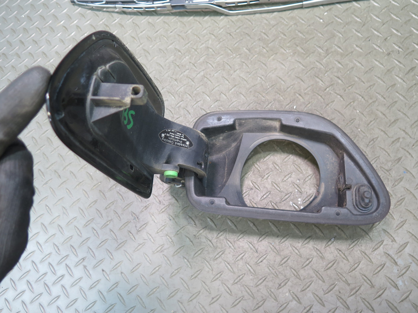 2006-2010 BMW E63 E64 M6 Fuel Tank Filler Door Lid w Hinge 7009382