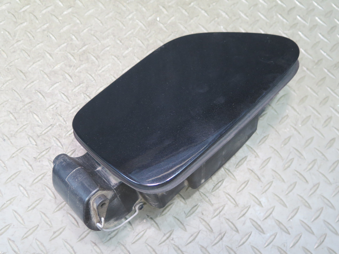 2006-2010 BMW E63 E64 M6 Fuel Tank Filler Door Lid w Hinge 7009382