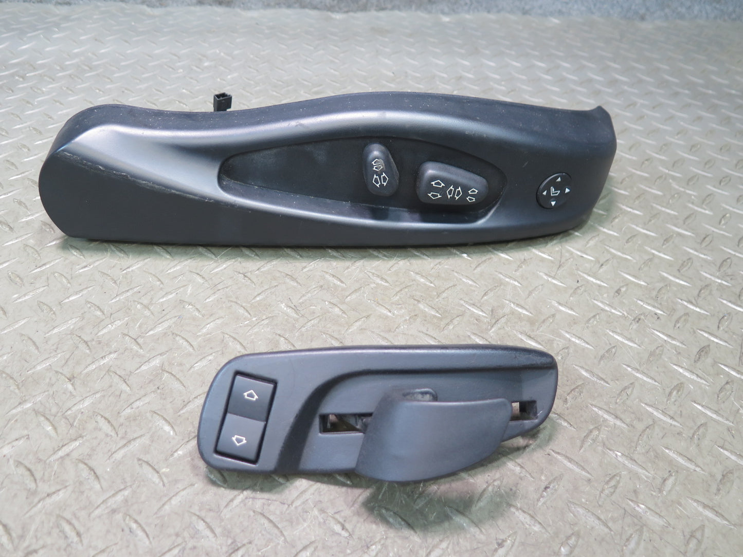 2006-2008 BMW E64 M6 Convertible Front Right Seat Adjust Backrest Switch Set