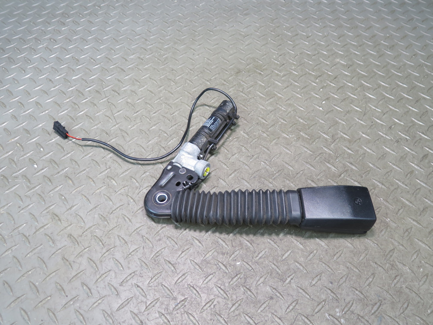 04-07 BMW E64 M6 FRONT RIGHT PASSENGER SIDE SEATBELT BUCKLE 6982526 OEM