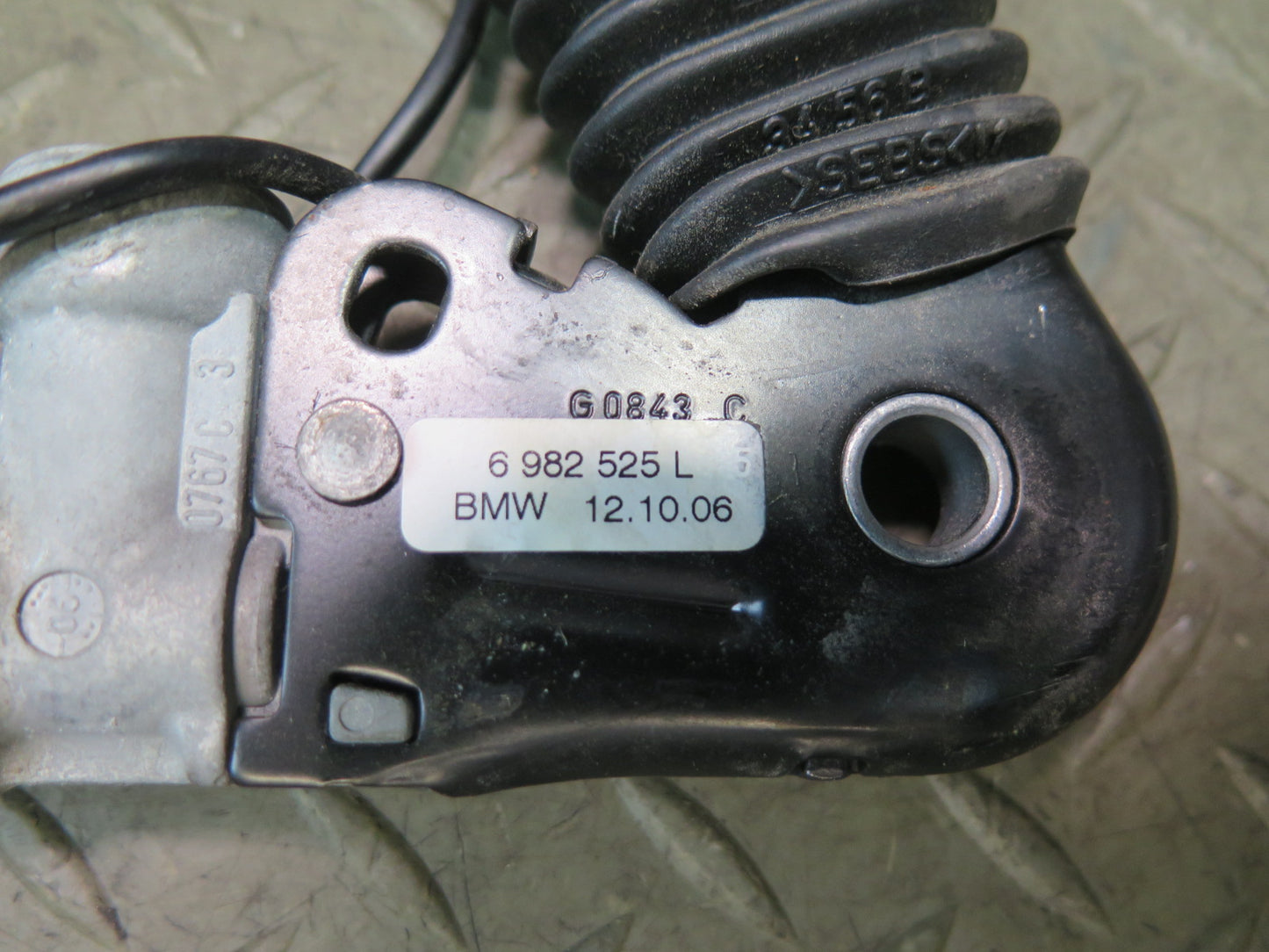 04-07 BMW E64 M6 FRONT LEFT DRIVER SIDE SEATBELT BUCKLE 6982525 OEM