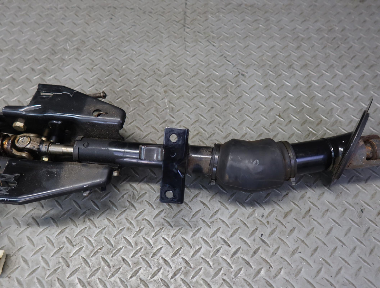 84-86 Nissan Z31 300ZX NON Turbo Steering Column w U Joint Shaft Assembly OEM