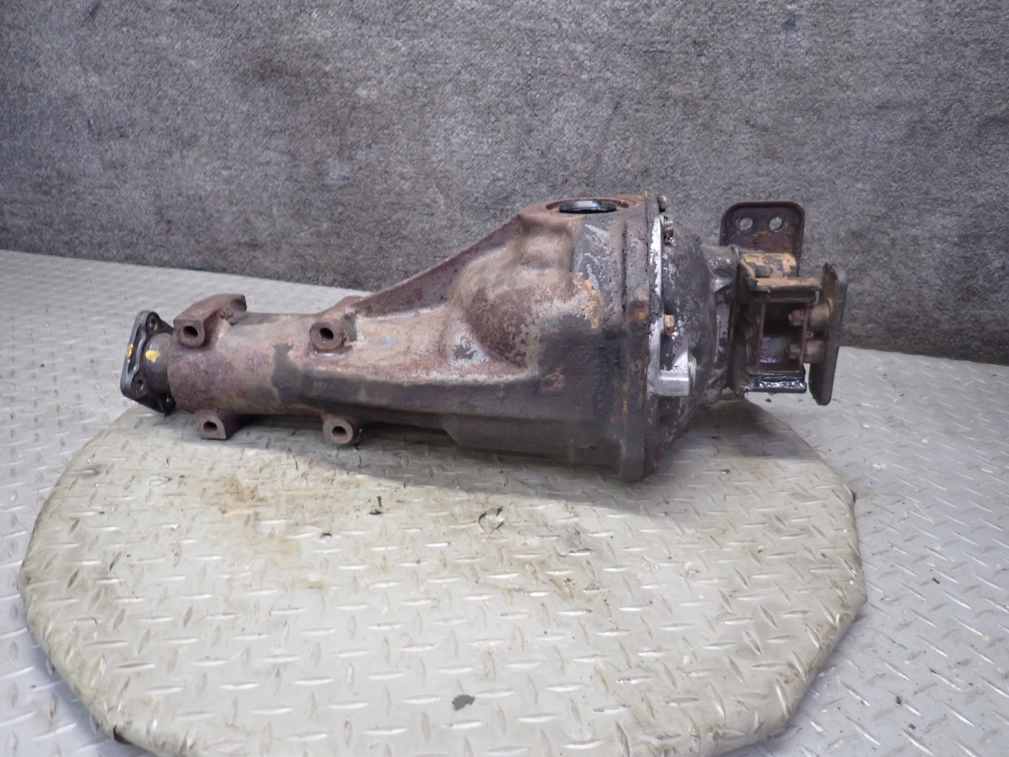 84-87 Nissan Z31 300ZX NA Rear Axle Differential Carrier 3.7 Ratio OEM