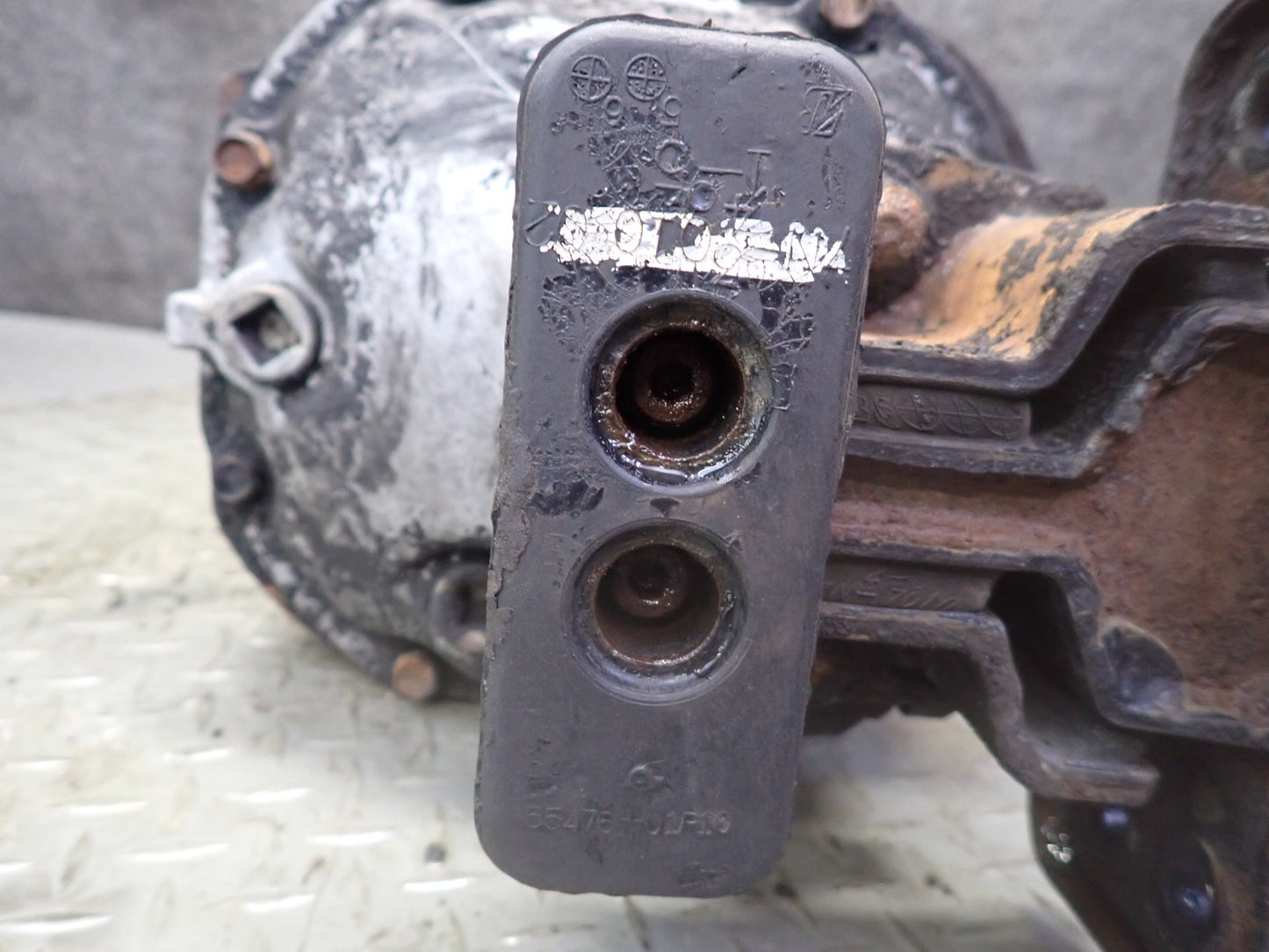 84-87 Nissan Z31 300ZX NA Rear Axle Differential Carrier 3.7 Ratio OEM