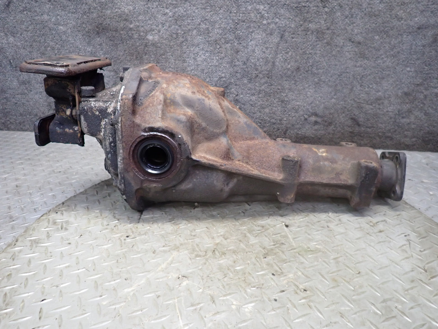 84-87 Nissan Z31 300ZX NA Rear Axle Differential Carrier 3.7 Ratio OEM