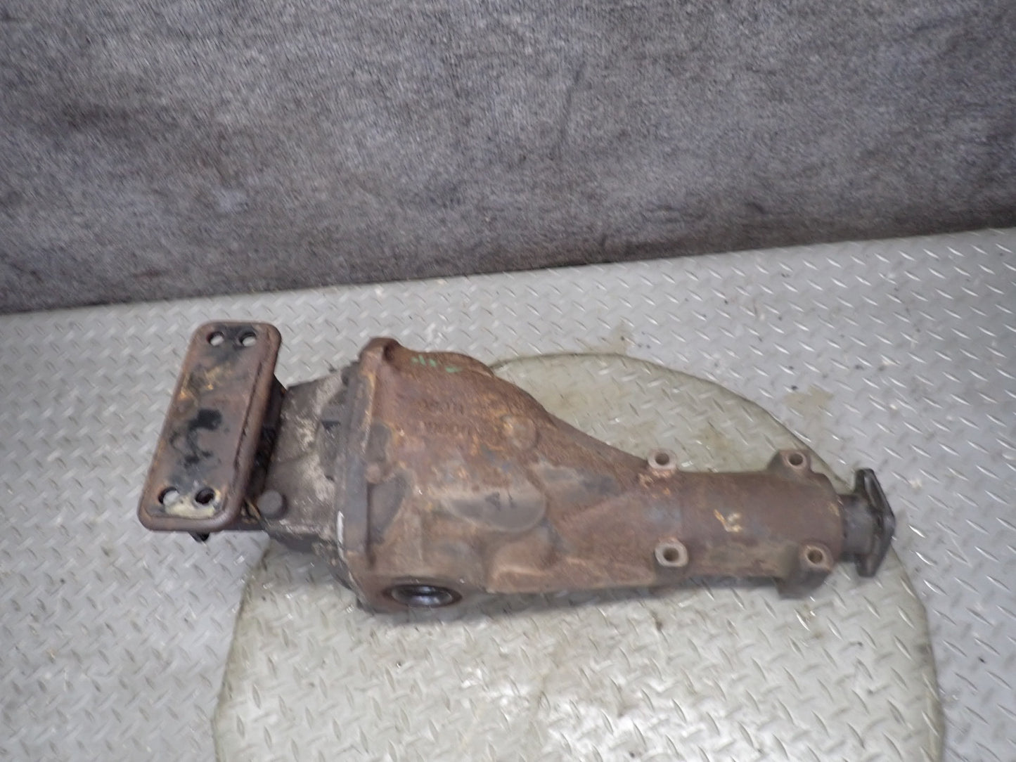 84-87 Nissan Z31 300ZX NA Rear Axle Differential Carrier 3.7 Ratio OEM