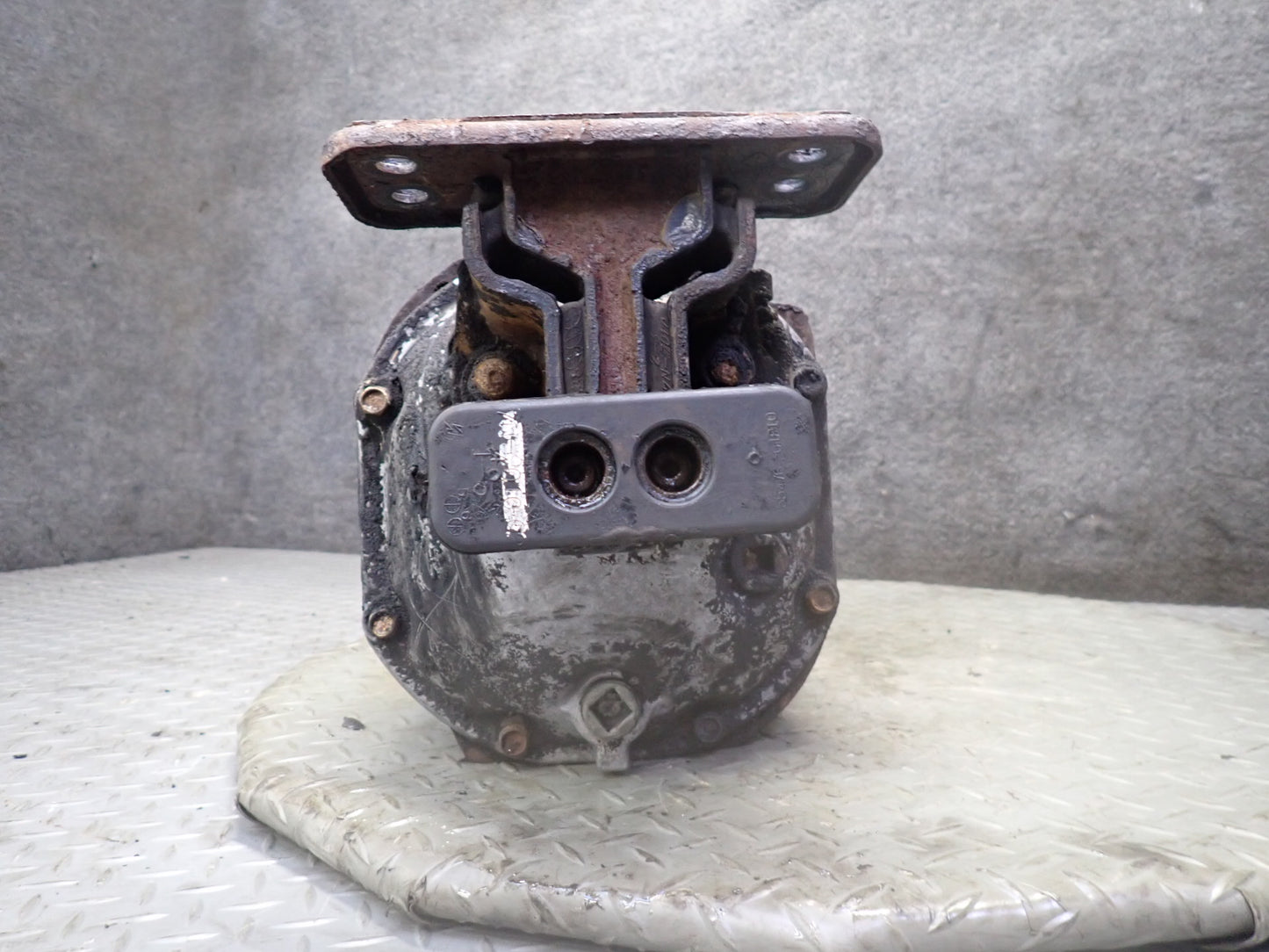 84-87 Nissan Z31 300ZX NA Rear Axle Differential Carrier 3.7 Ratio OEM