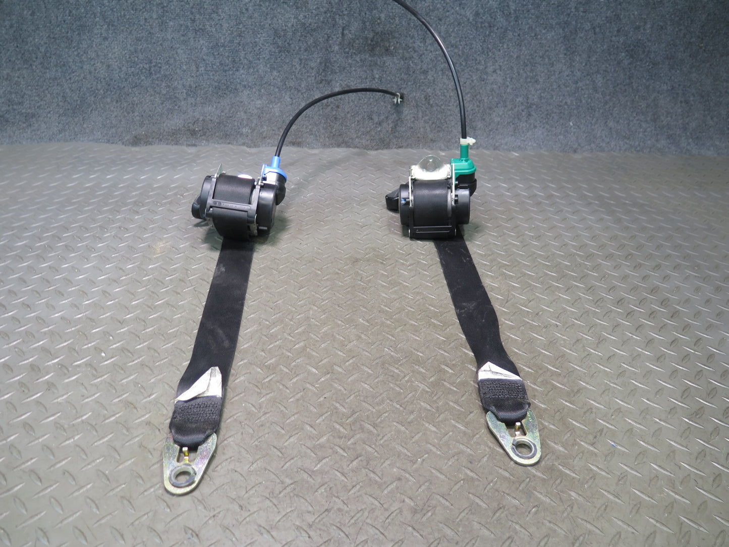 2007 BMW E64 M6 CONVERTIBLE FRONT LEFT & RIGHT SIDE SEATBELT RETRACTOR SET OEM