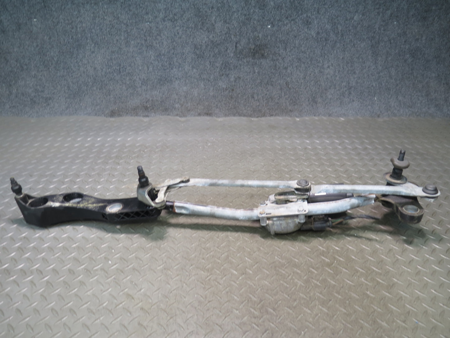 2006-2010 BMW E63 E64 M6 Windshield Wiper Transmission Linkage w Motor