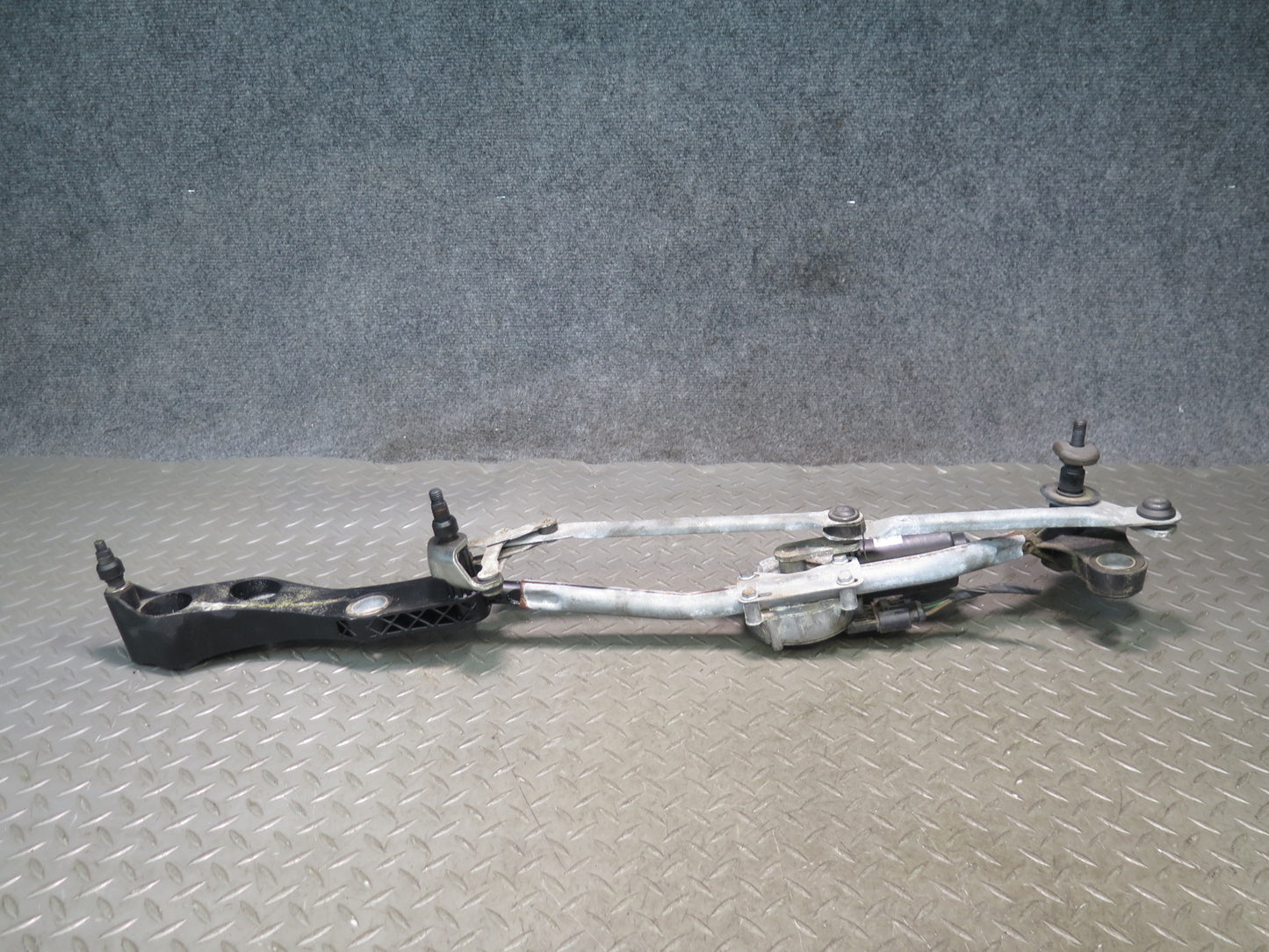 2006-2010 BMW E63 E64 M6 Windshield Wiper Transmission Linkage w Motor