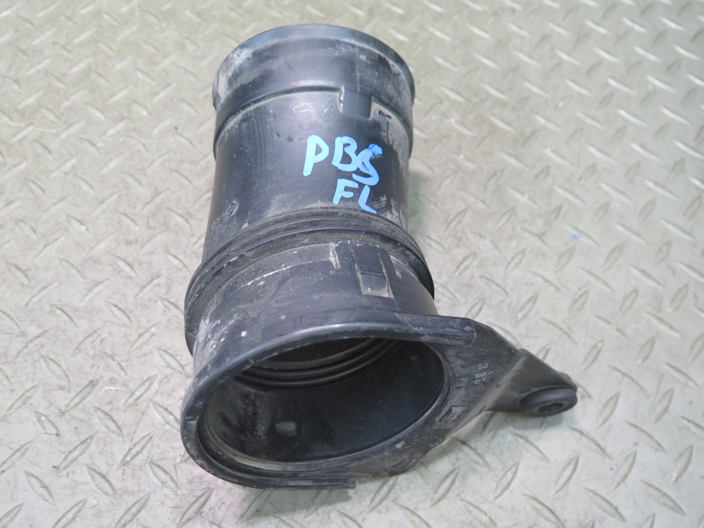 2006-2010 BMW E64 E63 M6 Left & Right Air Intake Hose Pipe Line Set of 2