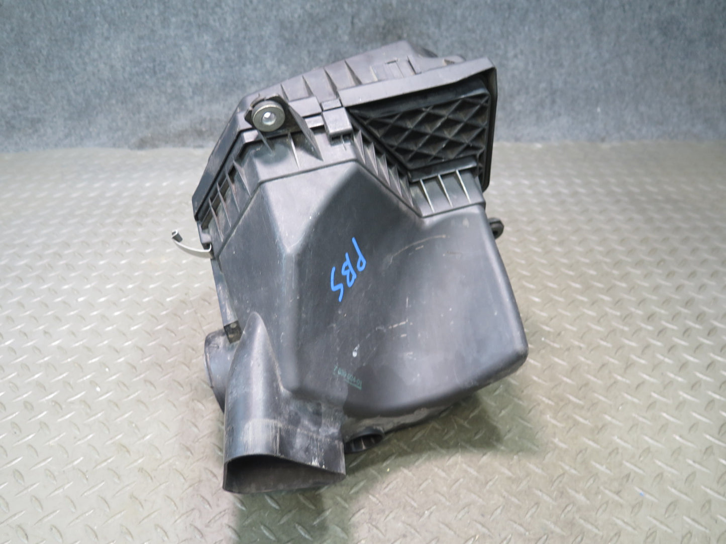 2006-2010 BMW E63 E64 M5 M6 Left Air Intake Cleaner Filter Box Assembly