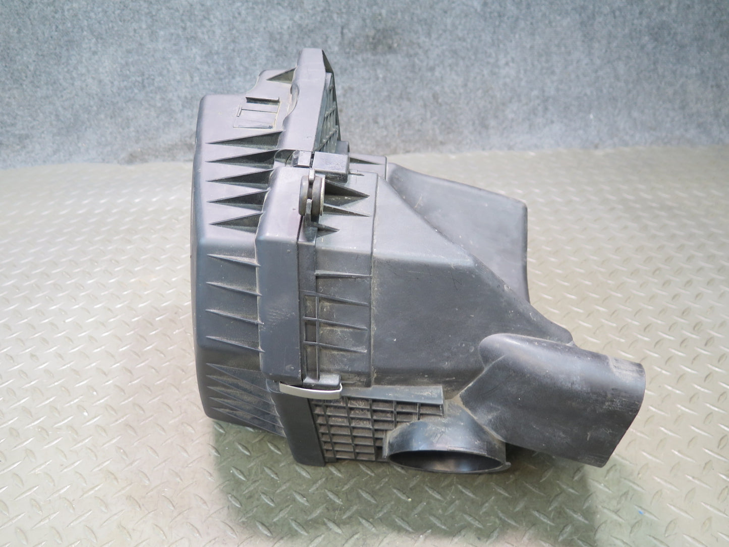 2006-2010 BMW E63 E64 M5 M6 Left Air Intake Cleaner Filter Box Assembly