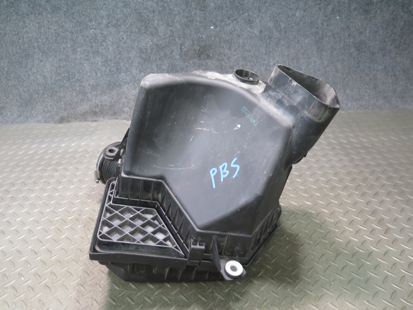 2006-2010 BMW E63 E64 M5 M6 Left Air Intake Cleaner Filter Box Assembly