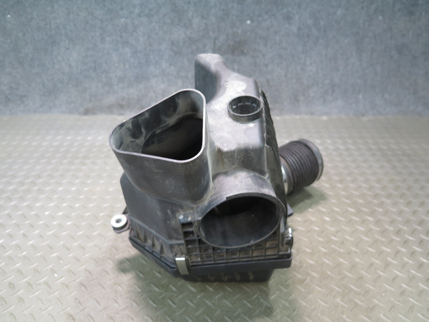 2006-2010 BMW E63 E64 M5 M6 Left Air Intake Cleaner Filter Box Assembly