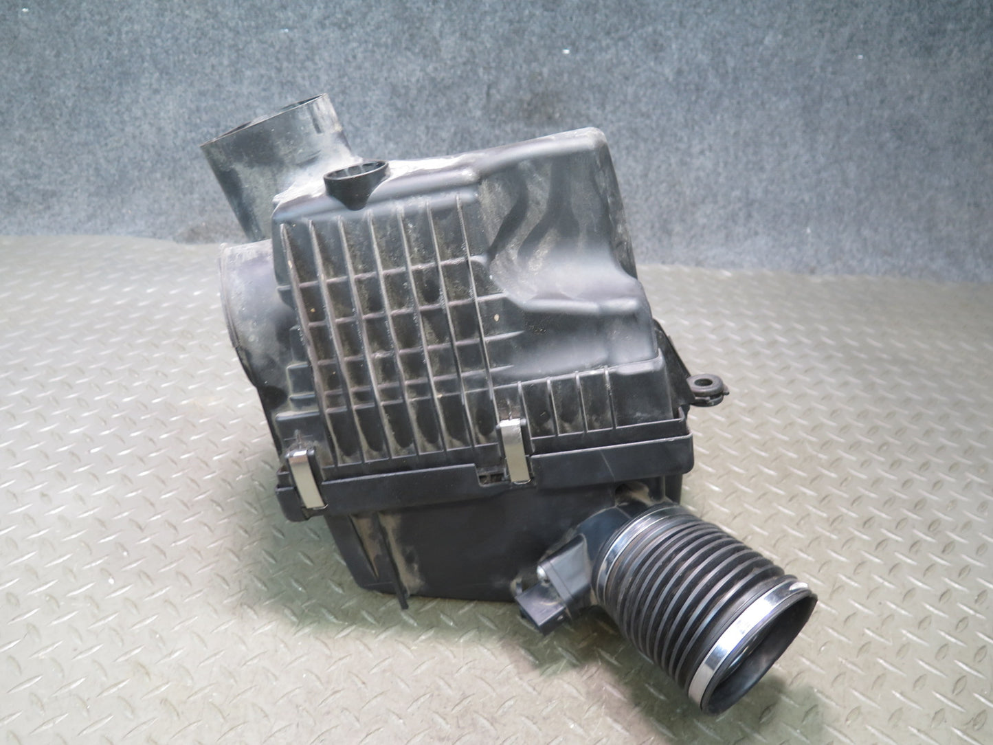 2006-2010 BMW E63 E64 M5 M6 Left Air Intake Cleaner Filter Box Assembly