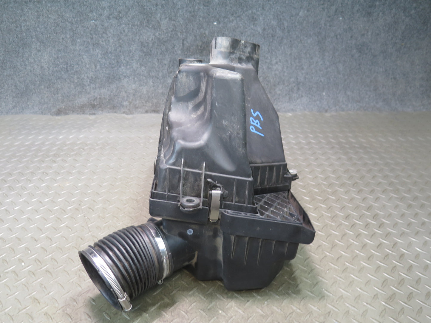 2006-2010 BMW E63 E64 M5 M6 Left Air Intake Cleaner Filter Box Assembly