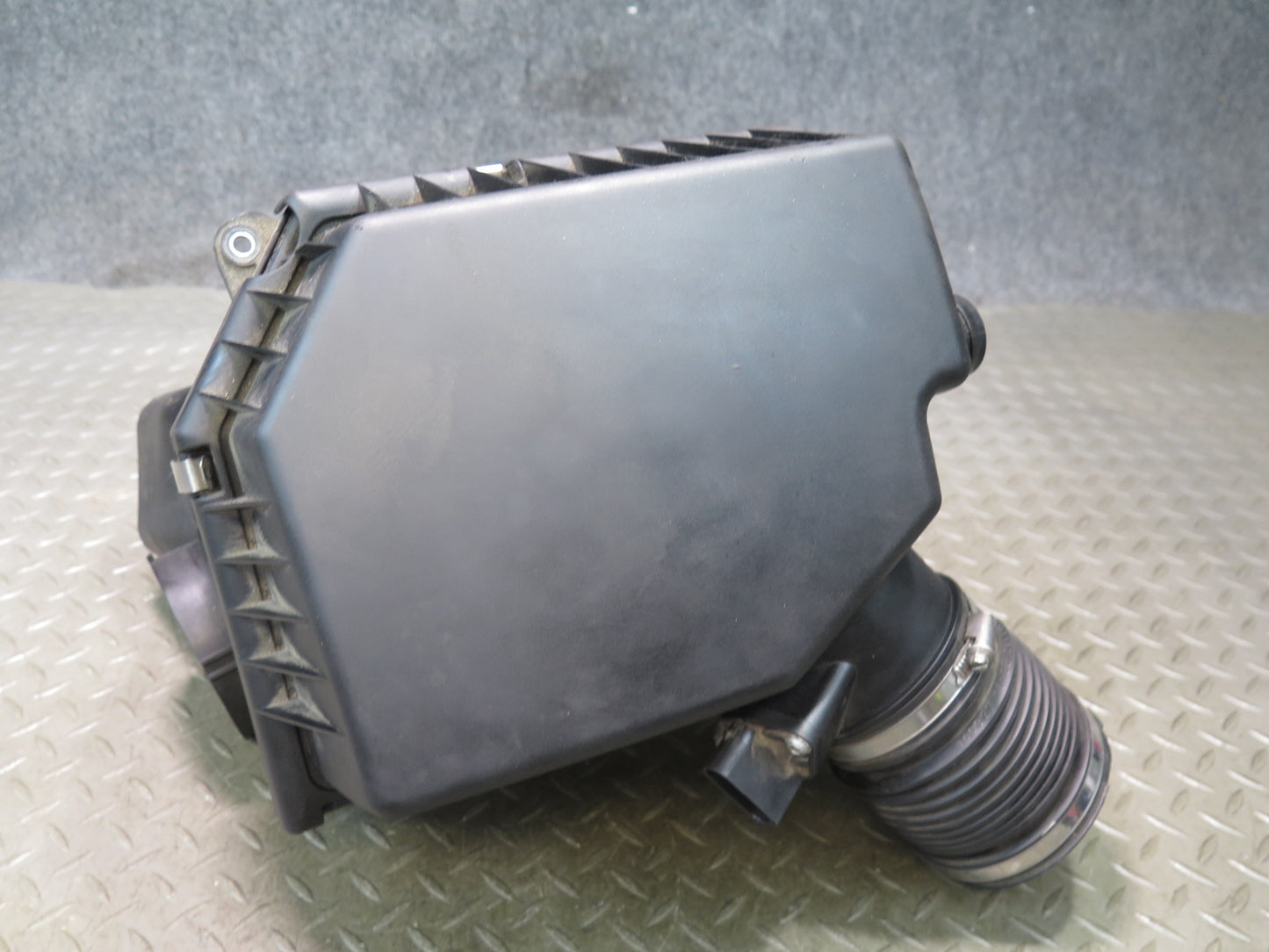 2006-2010 BMW E63 E64 M5 M6 Right Air Intake Cleaner Filter Box Assembly 7839023
