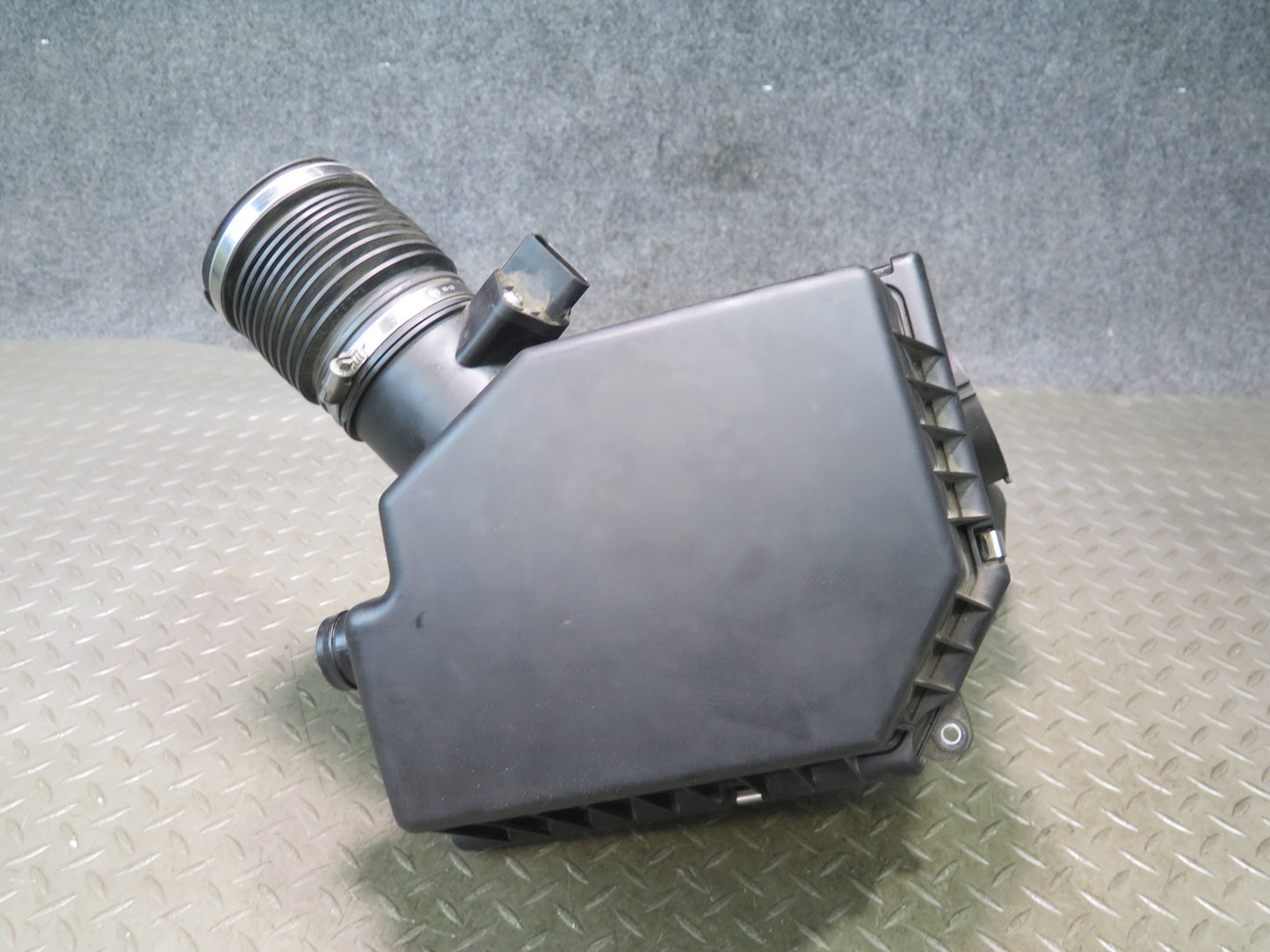 2006-2010 BMW E63 E64 M5 M6 Right Air Intake Cleaner Filter Box Assembly 7839023