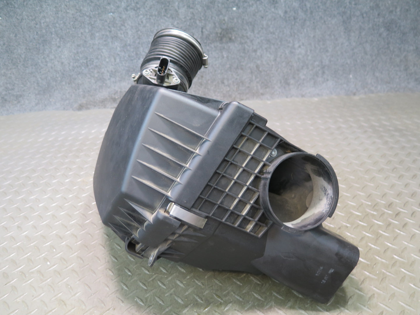 2006-2010 BMW E63 E64 M5 M6 Right Air Intake Cleaner Filter Box Assembly 7839023