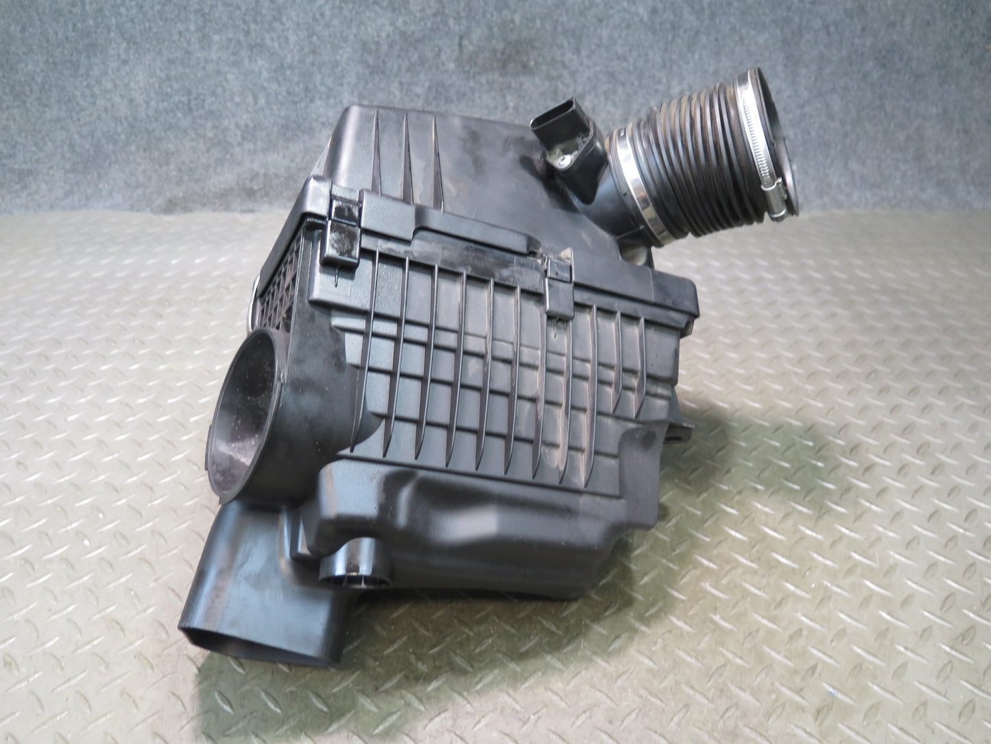 2006-2010 BMW E63 E64 M5 M6 Right Air Intake Cleaner Filter Box Assembly 7839023