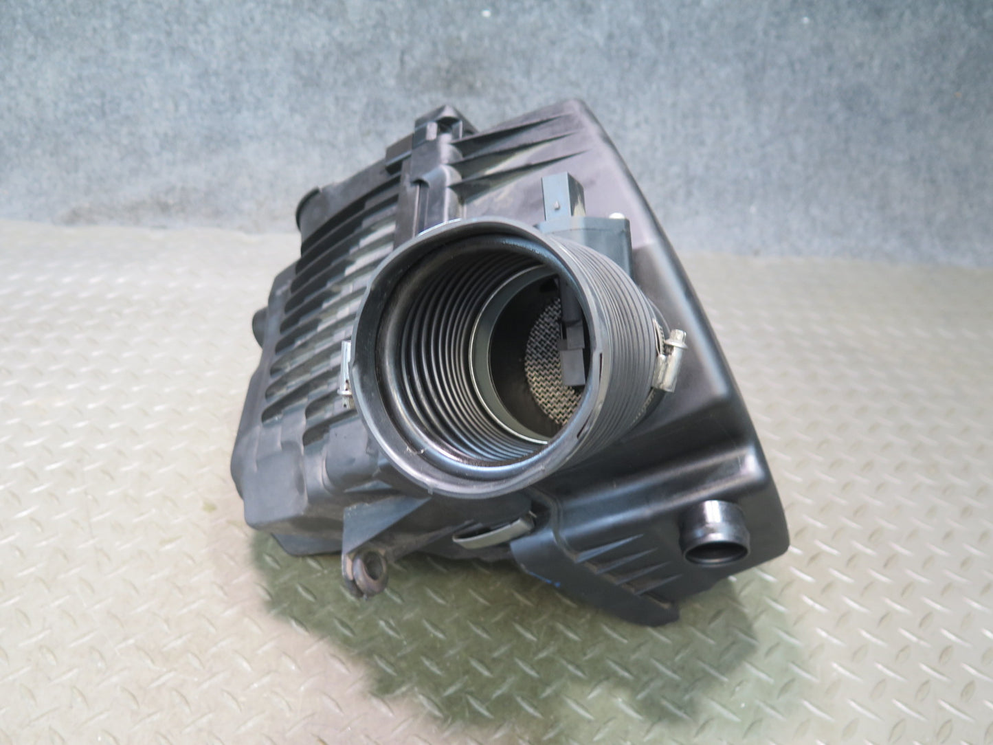 2006-2010 BMW E63 E64 M5 M6 Right Air Intake Cleaner Filter Box Assembly 7839023