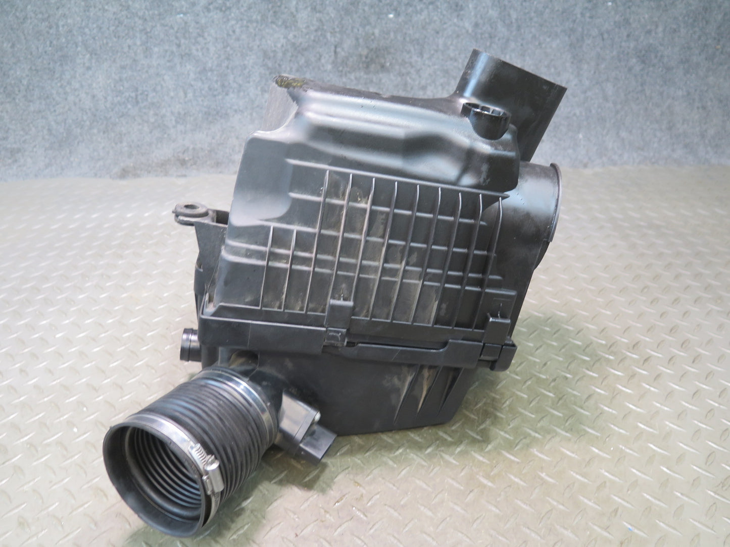 2006-2010 BMW E63 E64 M5 M6 Right Air Intake Cleaner Filter Box Assembly 7839023