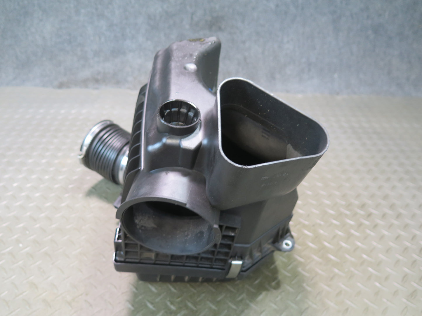 2006-2010 BMW E63 E64 M5 M6 Right Air Intake Cleaner Filter Box Assembly 7839023