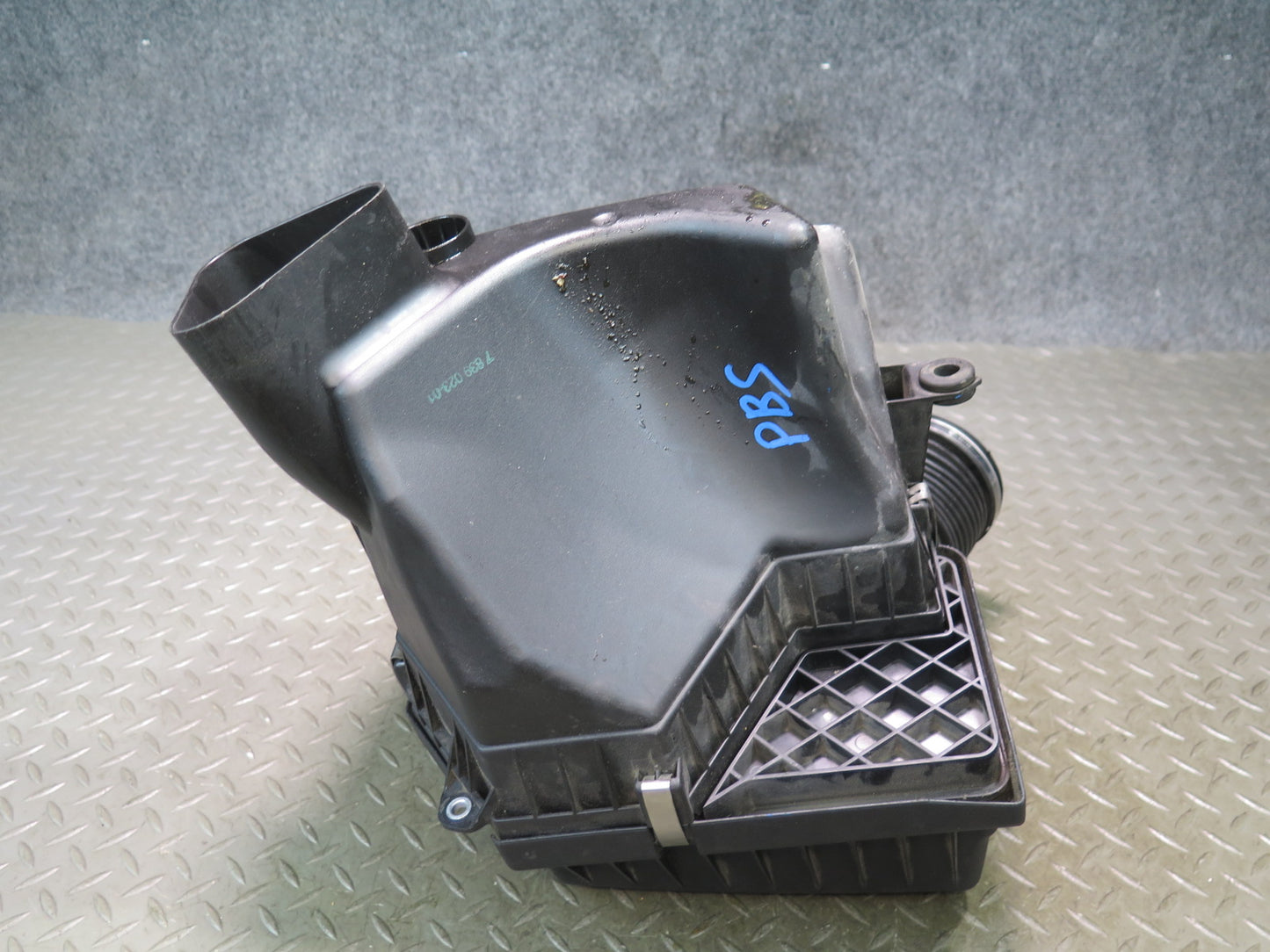 2006-2010 BMW E63 E64 M5 M6 Right Air Intake Cleaner Filter Box Assembly 7839023